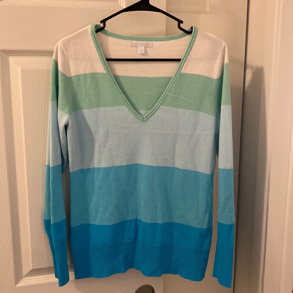 Striped NY&Co v neck sweater